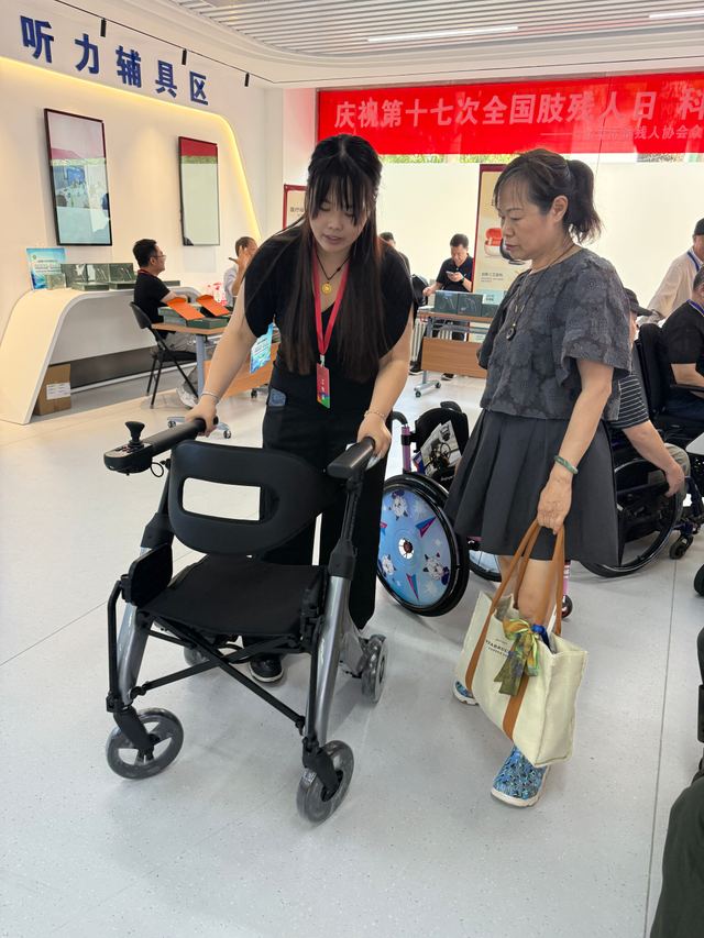 高端碳纤维越野实车 · 康百电动轮椅西坝河店 · 西坝河中街6号